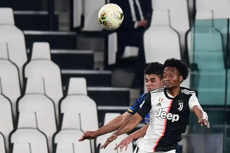 Il Lecce resta in dieci nel primo tempo e cede dopo l'ingresso di Douglas Costa.