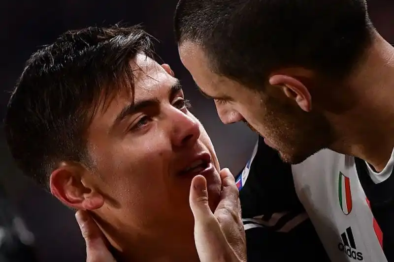 I padroni di casa battono un buon Milan grazie alla rete nella ripresa di Dybala, entrato al posto di un Cristiano.