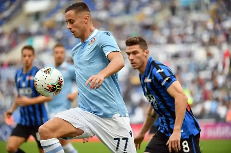 Gara spettacolare quella dell'Olimpico tra Lazio e Atalanta. Avanti di tre reti, i nerazzurri si sono fatti rimontare dai biancocelesti.