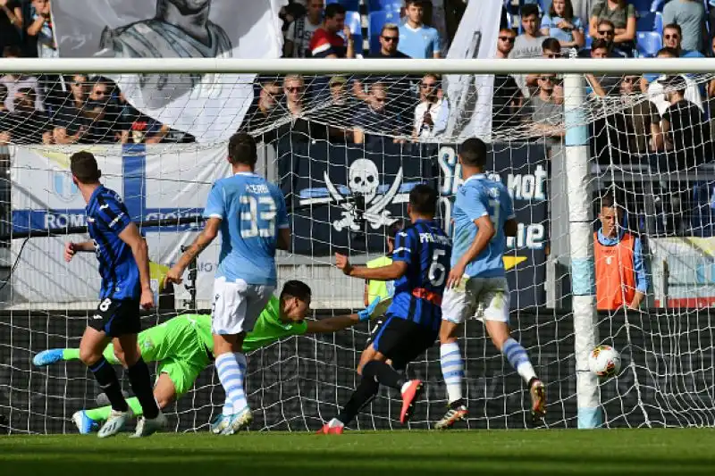 Gara spettacolare quella dell'Olimpico tra Lazio e Atalanta. Avanti di tre reti, i nerazzurri si sono fatti rimontare dai biancocelesti.