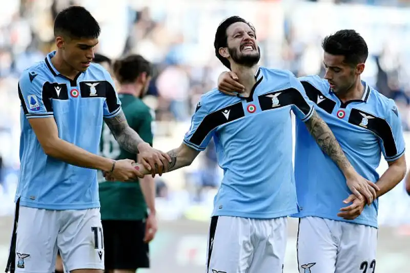 Biancocelesti in gol con Luis Alberto e Correa, annullati due gol al Bologna dal VAR.