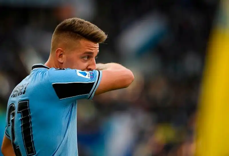 Biancocelesti in gol con Luis Alberto e Correa, annullati due gol al Bologna dal VAR.