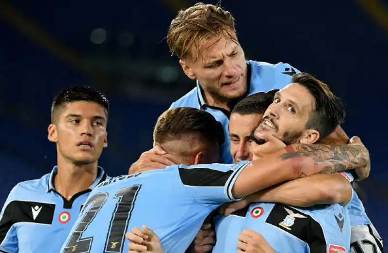 Un gioiello di Ribery nel primo tempo non basta ai gigliati: Immobile e Luis Alberto stendono la Fiorentina nella ripresa.