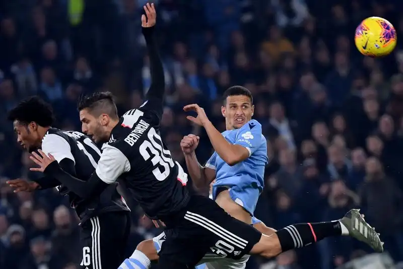 La Juve crolla a Roma: Lazio da scudetto, l'Inter resta prima. Prima sconfitta stagionale per i bianconeri di Sarri.