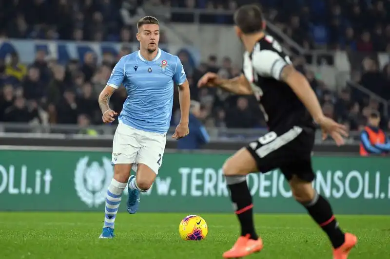 La Juve crolla a Roma: Lazio da scudetto, l'Inter resta prima. Prima sconfitta stagionale per i bianconeri di Sarri.
