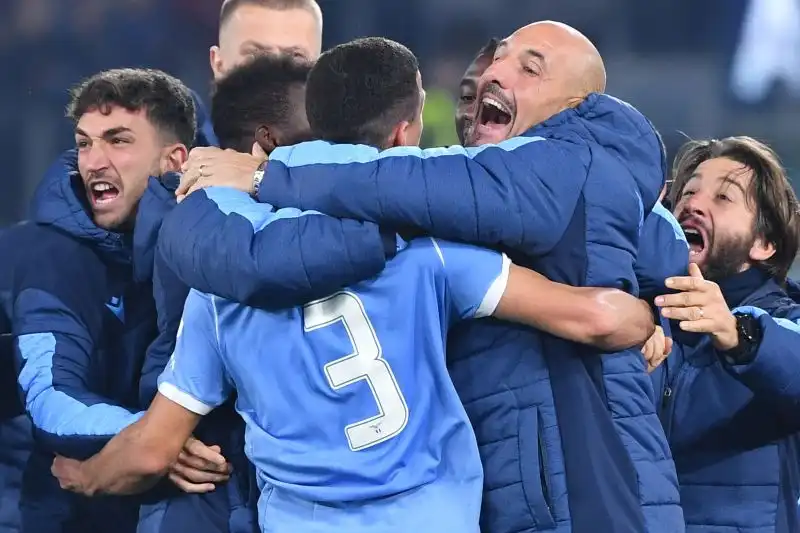 La Juve crolla a Roma: Lazio da scudetto, l'Inter resta prima. Prima sconfitta stagionale per i bianconeri di Sarri.