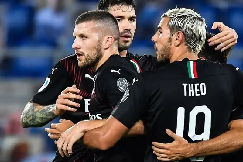 Per i rossoneri in gol Calhanoglu, Ibrahimovic su rigore e Ante Rebic.
