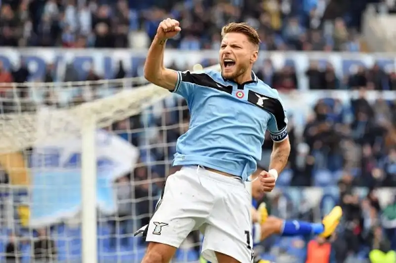 Tripletta di Immobile e gol di Bastos e Caicedo per i padroni di casa, di Linetty il gol della bandiera per gli ospiti.