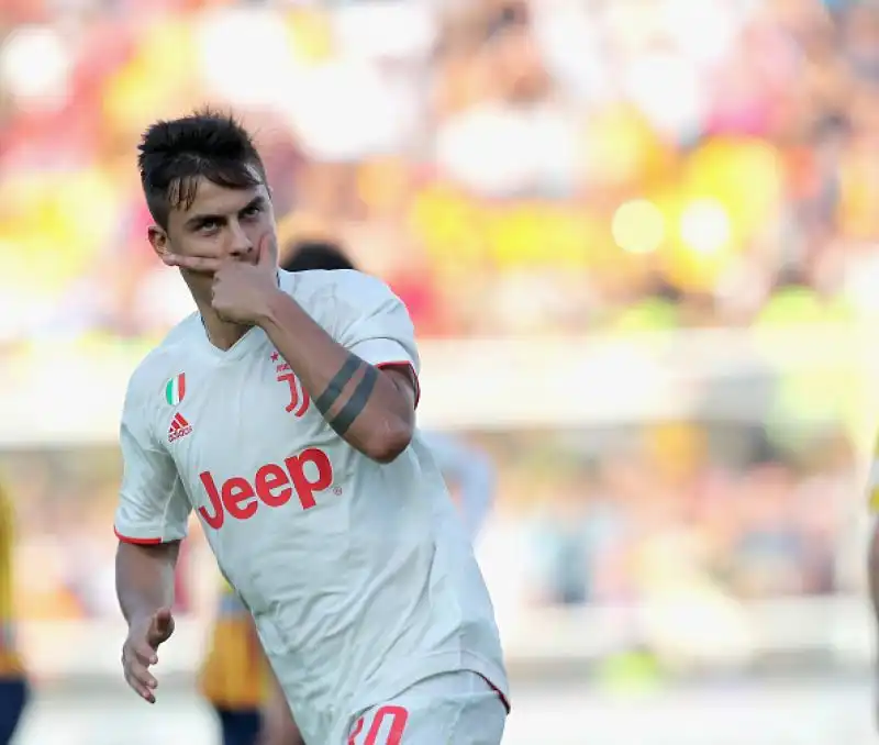 Bianconeri in vantaggio a inizio ripresa con un rigore di Dybala, pareggio dei padroni di casa pochi minuti dopo con Mancosu.