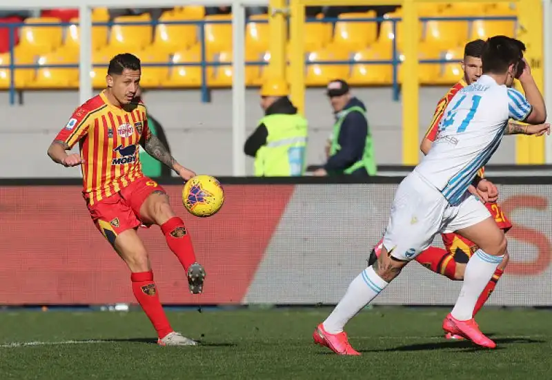In vantaggio con un rigore di Mancosu i padroni di casa vengono raggiunti da una rete di Petagna ad inizio ripresa ma trovano poi con Majer il gol vittoria.