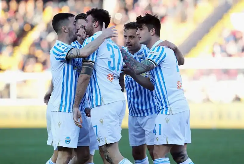 In vantaggio con un rigore di Mancosu i padroni di casa vengono raggiunti da una rete di Petagna ad inizio ripresa ma trovano poi con Majer il gol vittoria.