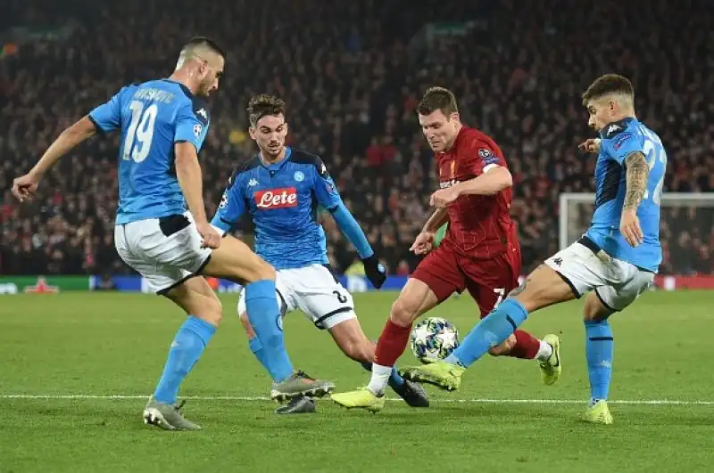Al vantaggio partenopeo del solito Mertens ha risposto  Lovren per la squadra di Klopp.