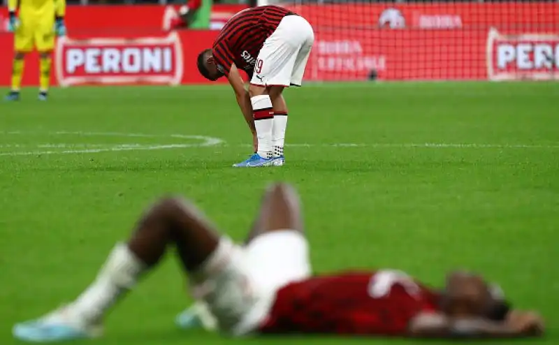La squadra di Montella è andata sul 3-0 con le reti di Pulgar su rigore, Castrovilli e Ribery. Di Leao il gol dei padroni di casa, espulso Musacchio.