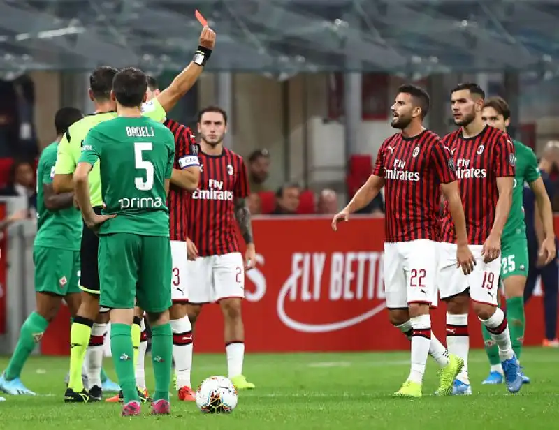 La squadra di Montella è andata sul 3-0 con le reti di Pulgar su rigore, Castrovilli e Ribery. Di Leao il gol dei padroni di casa, espulso Musacchio.