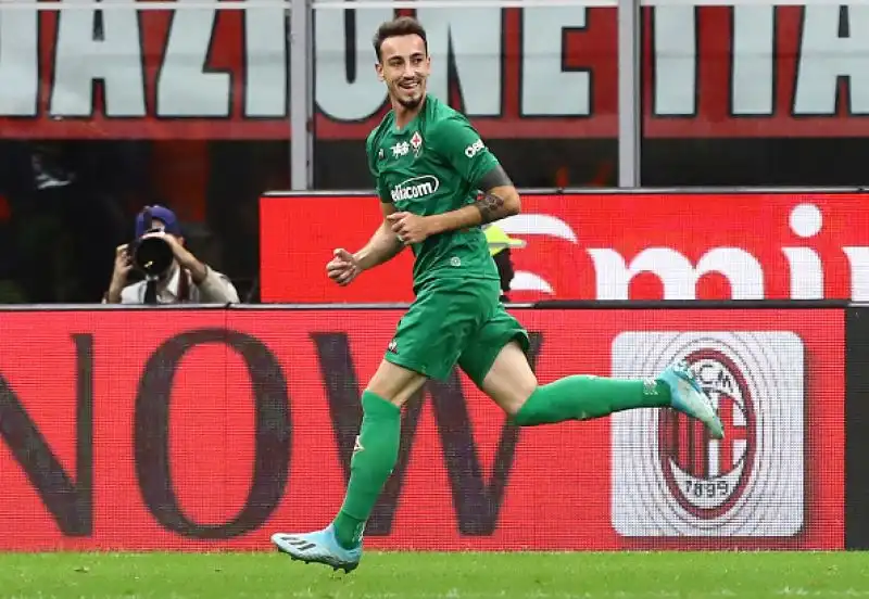 La squadra di Montella è andata sul 3-0 con le reti di Pulgar su rigore, Castrovilli e Ribery. Di Leao il gol dei padroni di casa, espulso Musacchio.