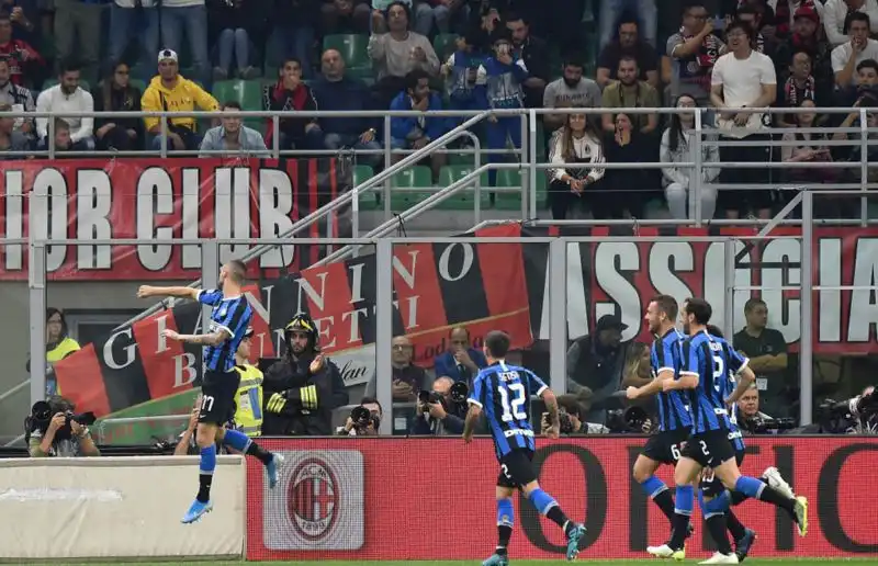 I nerazzurri stendono per 2-0 i cugini grazie ai gol di Brozovic e Lukaku.
