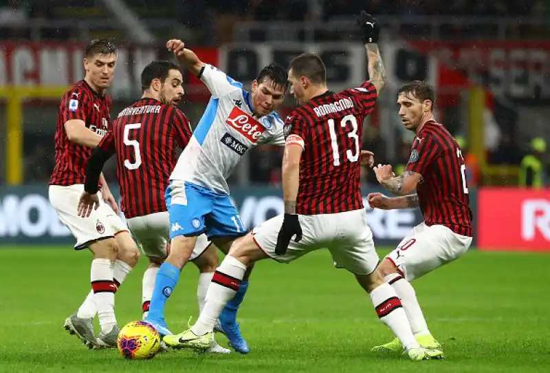 Milan e Napoli sempre in crisi: nulla di fatto a San Siro. Rossoneri e partenopei pareggiano per 1-1: a Lozano risponde Bonaventura.