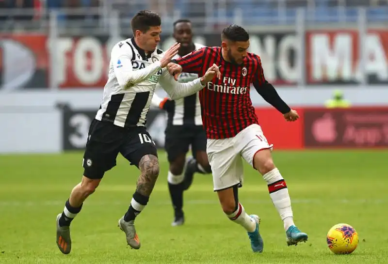 I rossoneri superano in casa i friulani al termine di una partita spettacolare: decide Rebic in extremis.