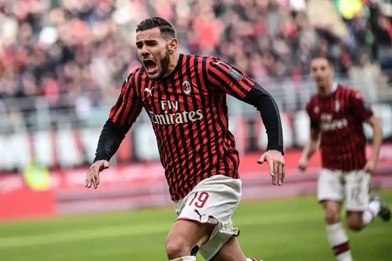 I rossoneri superano in casa i friulani al termine di una partita spettacolare: decide Rebic in extremis.