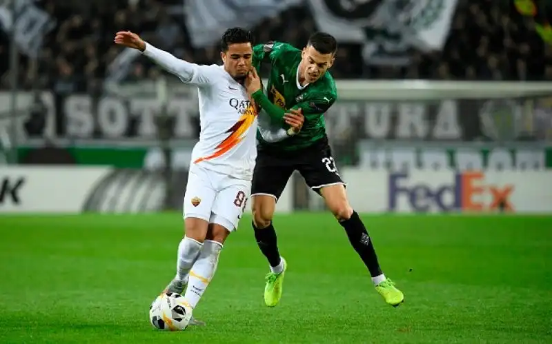 Delusione cocente Roma: ko al 95', in Europa ora è dura. Sconfitta amarissima per i giallorossi sul campo del Borussia Monchengladbach.
