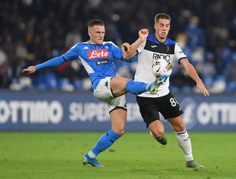 Napoli bloccato dall'Atalanta: Ancelotti furioso con il Var. La sfida del San Paolo termina 2-2 tra le polemiche.