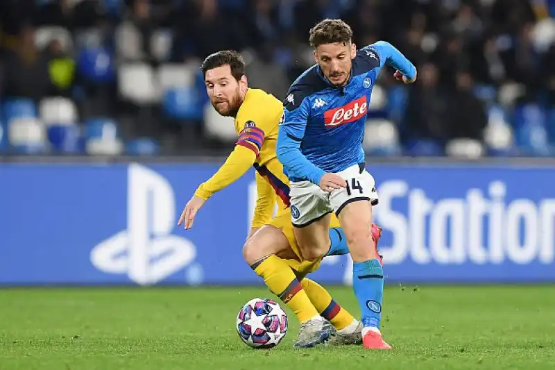 Gli azzurri giocano meglio di Messi e compagni, il belga segna il gol che gli permette di raggiungere Hamsik, poi finisce 1-1.