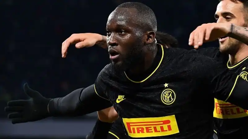 Doppietta di Lukaku e gol di Lautaro Martinez per i nerazzurri, di Milik il gol del momentaneo 1-2 per i partenopei.