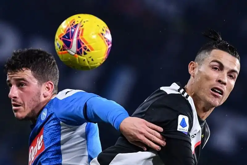 Trionfo Napoli, la Juventus non va in fuga.
Bianconeri sconfitti 2-1 al San Paolo e avvicinati in classifica da Inter e Lazio.