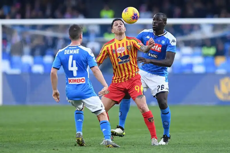 Gli uomini di Liverani passano in vantaggio con Lapadula ma raggiunti da Milik. L'ex Milan porta di nuovo avanti i pugliesi che calano il tris con Mancosu. Callejon fissa il punteggio sul 3-2