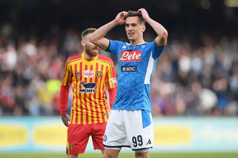 Gli uomini di Liverani passano in vantaggio con Lapadula ma raggiunti da Milik. L'ex Milan porta di nuovo avanti i pugliesi che calano il tris con Mancosu. Callejon fissa il punteggio sul 3-2