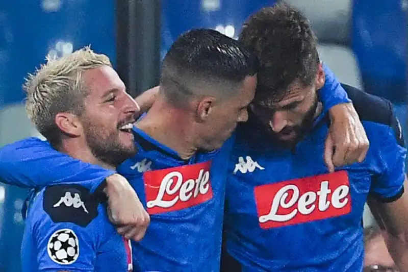 Nella ripresa in gol per il Napoli Mertens su rigore e Fernando Llorente.