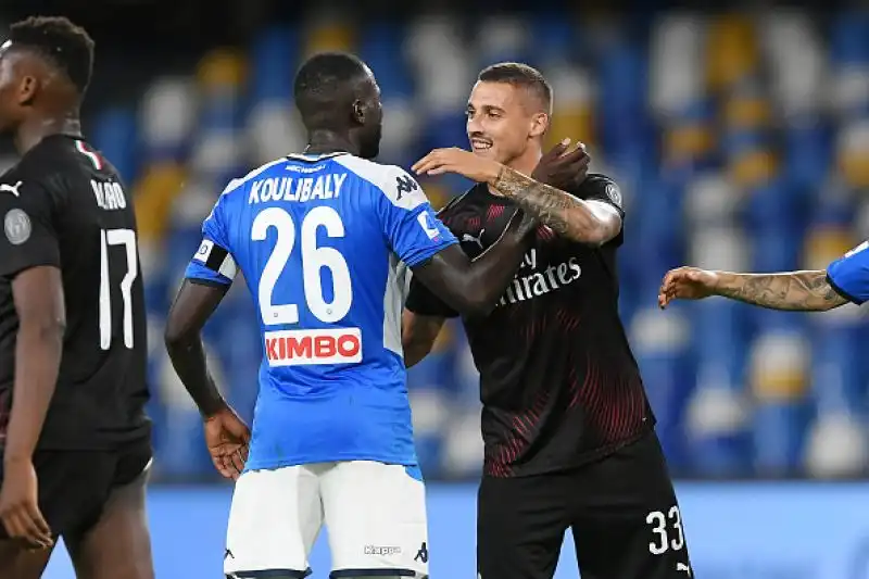 Il Milan è andato in vantaggio con Theo Hernandez, è stato poi sorpassato dalle reti di Di Lorenzo e Mertens ma ha acciuffato il pari con un rigore dell'Ivoriano.