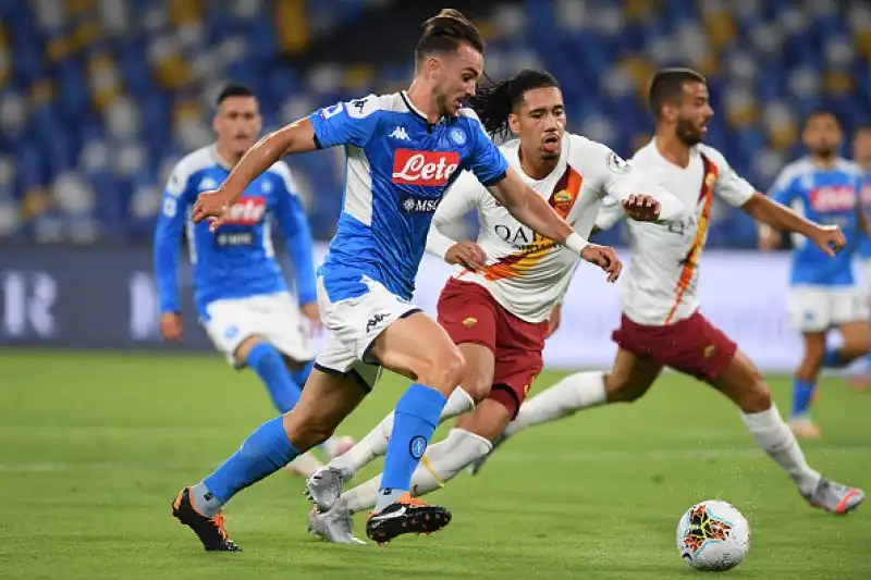 Una magia di Insigne permette al Napoli di battere la Roma per 2-1 al San Paolo e di agganciarla al quinto posto in classifica a quota 48 punti. 