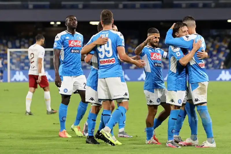Una magia di Insigne permette al Napoli di battere la Roma per 2-1 al San Paolo e di agganciarla al quinto posto in classifica a quota 48 punti. 