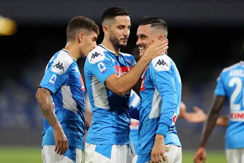 Una magia di Insigne permette al Napoli di battere la Roma per 2-1 al San Paolo e di agganciarla al quinto posto in classifica a quota 48 punti. 
