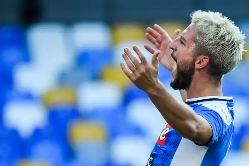Dopo la sconfitta beffarda con la Juventus i partenopei riprendono la corsa, assist all'esordio per Fernando Llorente.