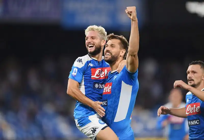 Dopo la sconfitta beffarda con la Juventus i partenopei riprendono la corsa, assist all'esordio per Fernando Llorente.
