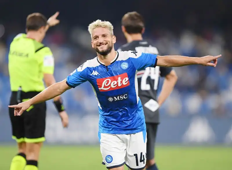 Dopo la sconfitta beffarda con la Juventus i partenopei riprendono la corsa, assist all'esordio per Fernando Llorente.