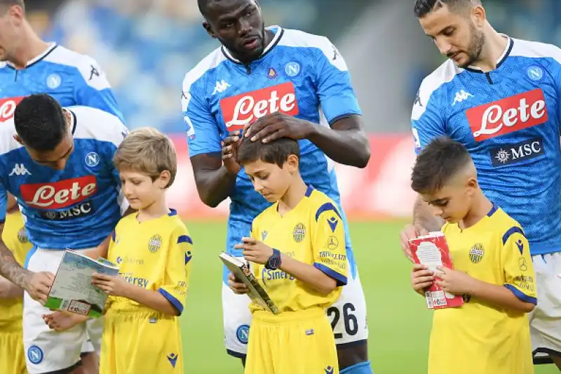 La squadra di Ancelotti ritorna alla vittoria dopo due pareggi: una doppietta del polacco firma il 2-0 sull'Hellas.