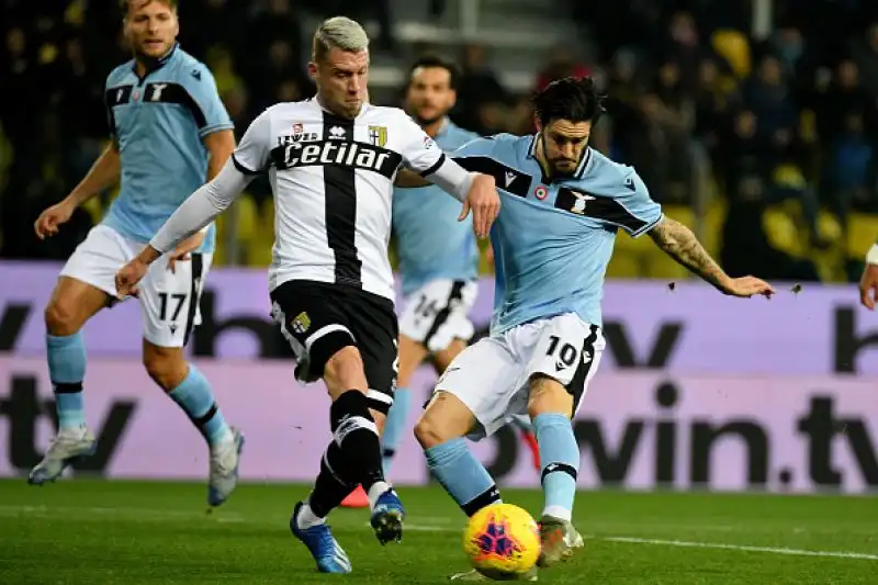 Caicedo manda in orbita i biancocelesti, che accorciano sulla capolista e si candidano prepotentemente per lo scudetto.