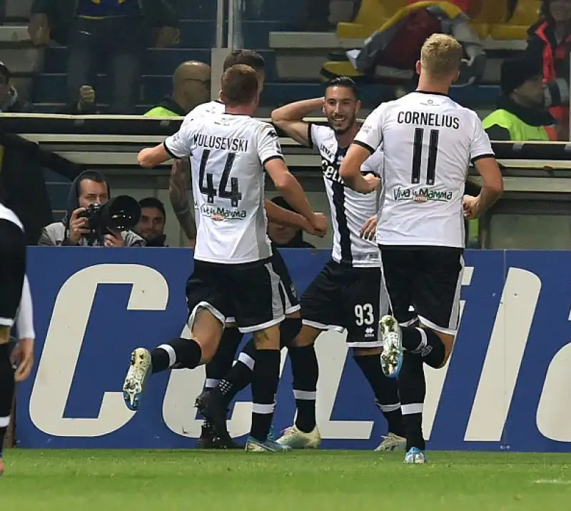 I giallorossi vengono battuti dalle reti di Sprocati e Cornelius nella ripresa e scivolano al sesto posto a 22 punti.