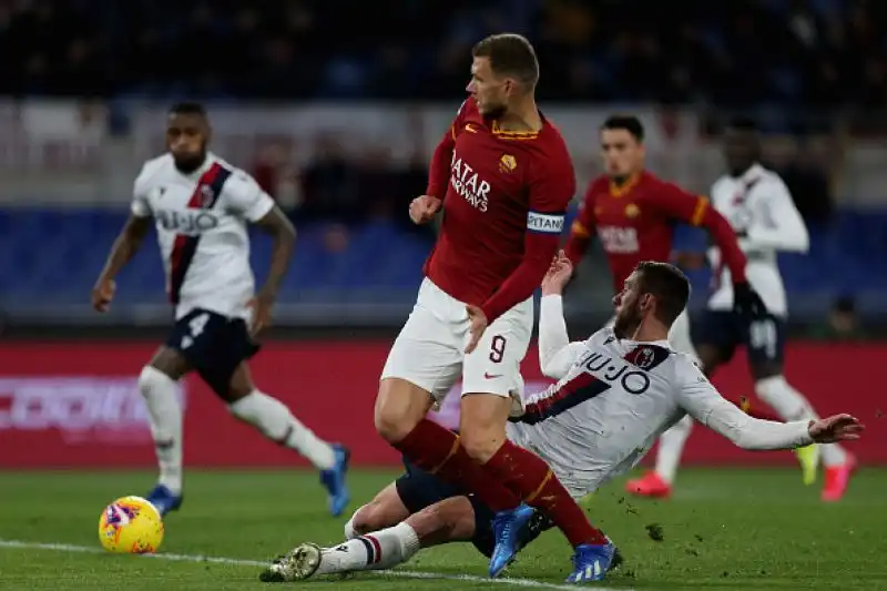 In gol Orsolini e Barrow con una doppietta, gli ospiti potrebbero dilagare ma i giallorossi tornano in partita: rimonta però solo sfiorata.