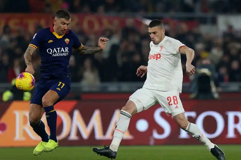 La Juve passa a Roma: Sarri campione d'inverno. I bianconeri si impongono per 2-1 sui giallorossi