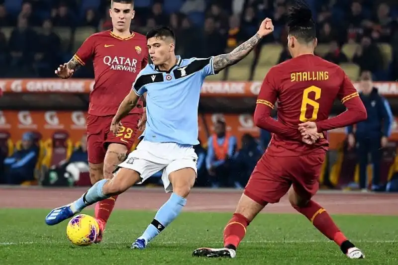 La Roma ferma la Lazio: l'Inter sorride.
Il derby finisce 1-1: la squadra di Inzaghi rallenta dopo undici vittorie consecutive e manca il sorpasso ai nerazzurri al secondo posto.