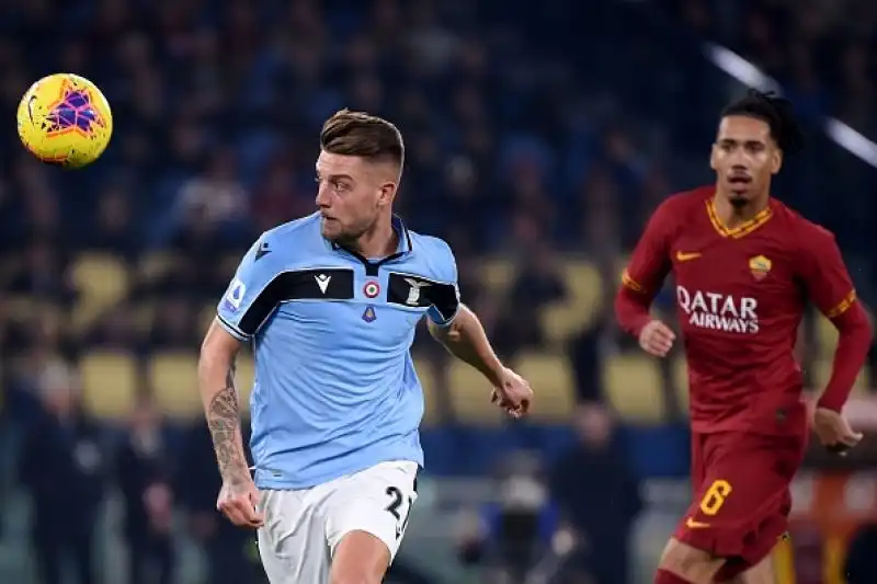 La Roma ferma la Lazio: l'Inter sorride.
Il derby finisce 1-1: la squadra di Inzaghi rallenta dopo undici vittorie consecutive e manca il sorpasso ai nerazzurri al secondo posto.