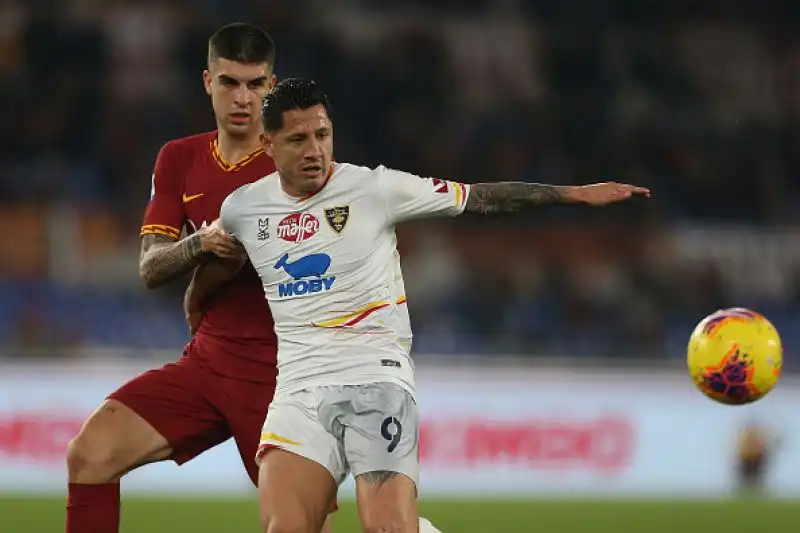 Nel posticipo della venticinquesima giornata di serie A, i capitolini hanno superato per 4-0 il Lecce (Under, Mkhitaryan, Dzeko, Kolarov), portandosi a 42 punti, a -3 dall'Atalanta.