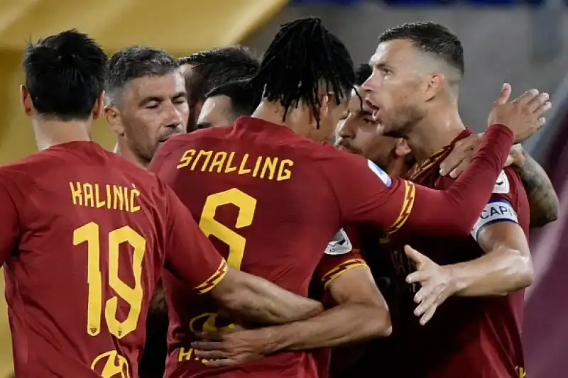 Al vantaggio ospite di Gabbiadini ha risposto una doppietta di Edin Dzeko per i padroni di casa.