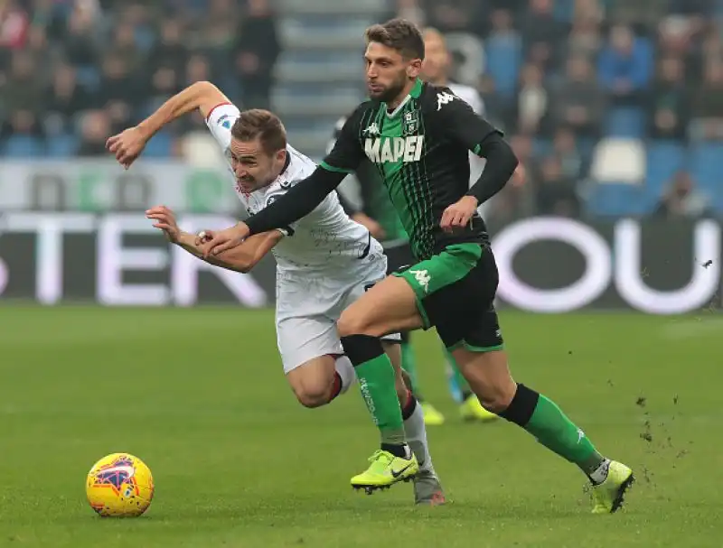 Si salva al 90' il sorprendente Cagliari di Maran, che pareggia per 2-2 a Reggio Emilia contro il Sassuolo in una partita valida per la quindicesima giornata di serie A