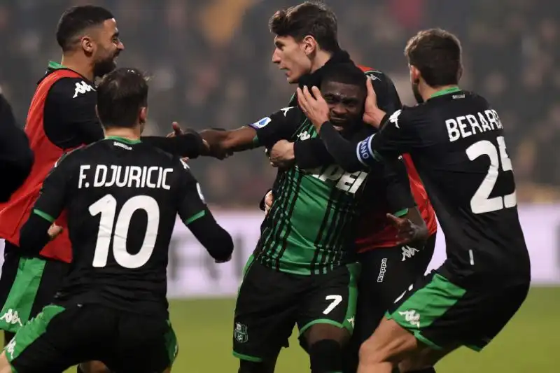 Per la squadra di De Zerbi gol di Djuricic, Boga e doppietta di Caputo. Per i capitolini in gol Dzeko e Veretuot su calcio di rigore.