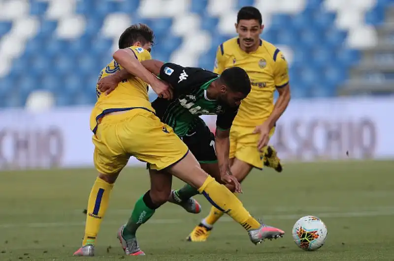 Si ferma il Verona, bloccato per  3-3 a Reggio Emilia dal Sassuolo: dopo un primo tempo senza reti, la ripresa è pirotecnica, con 6 gol. 